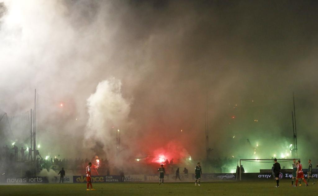 Fumaça das labaredas da torcida do Panathinaiko sobe durante jogo contra o Olympiakos, durante jogo pelo campeonato grego, em Atenas | KOSTAS TSIRONIS/REUTERS