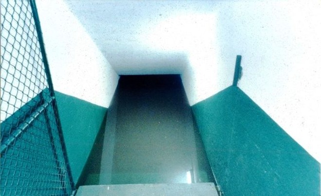 O mausoléu da FPF:Enquanto o Pinheirão existiu, sempre foi alvo de críticas (todas justas, diga-se). Era longe para a Curitiba da época, as arquibancadas ficavam distantes do gramado, o frio era de rachar e estava sempre inacabado. Fechado desde 2007, já deu tempo de sentir saudade e, pelo menos recordar dos grandes jogos no estádio da Federação Paranaense de Futebol (FPF) e, principalmente, das passagens bizarras. Como aquela em que o zagueiro Reginaldo, do Atlético, saltou para a morte ao mergulhar no túnel alagado do estádio e saiu nadando rumo ao vestiário. E tem mais: se o Pinheirão tivesse seguido funcionando, teríamos sido poupados de toda a confusão  e um monte de notas oficiais  envolvendo empréstimos de estádio entre Atlético, Coritiba e Paraná. | 