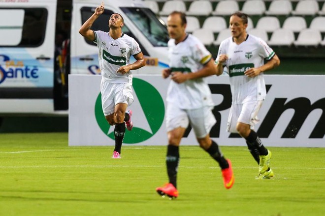 Rafael Santiago comemora gol do Maringá contra o Coritiba | 