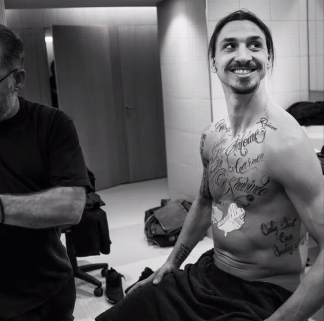 Ibrahimovic é tatuado com nomes de pessoas que não têm o que comer na campanha da ONU contra a fome |