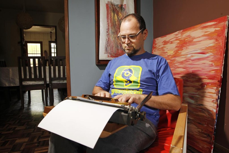 Fernando Ribeiro e sua Remington 25 portátil de seis quilos. | Antônio More/Gazeta do Povo