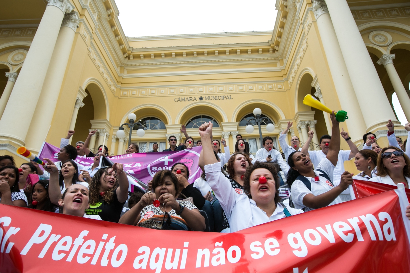 Servidores da saúde municipal protestam em frente à Câmara de Vereadores de Curitiba | Brunno Covello/Agência de Notícias Gazeta do Povo