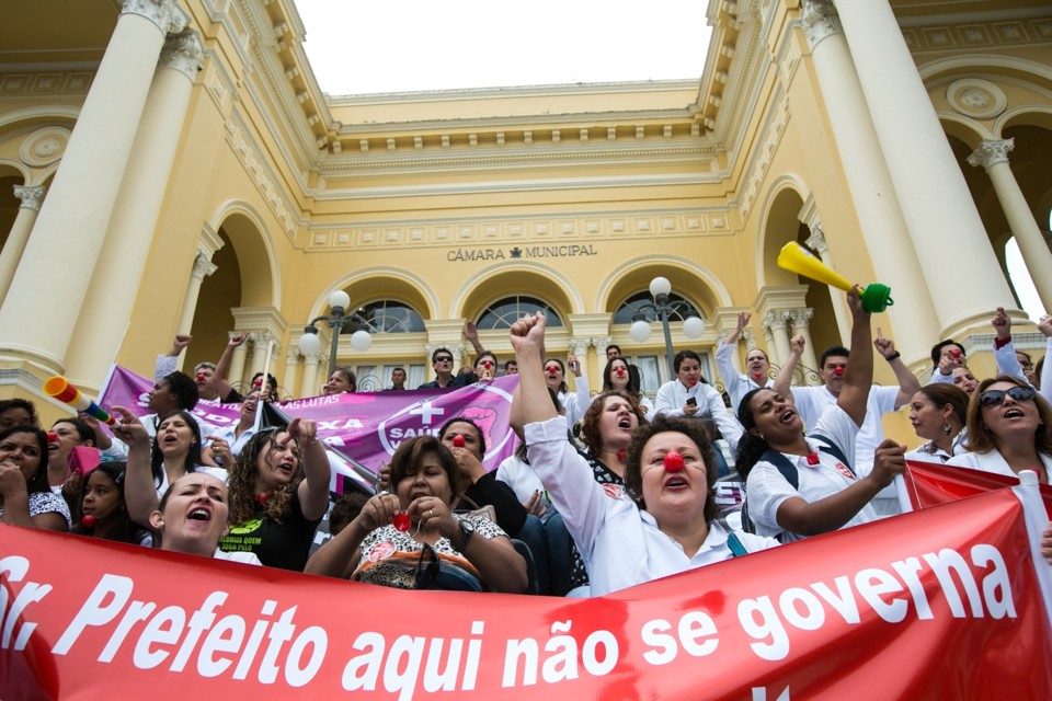 Servidores da saúde municipal protestam em frente à Câmara de Vereadores de Curitiba | Brunno Covello/Agência de Notícias Gazeta do Povo