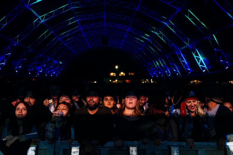 O competente show da banda paulista O Terno, em um dos palcos principais do evento, reuniu pequena multidão no Psicodália 2015 | Isabella Lanave/Especial para a Gazeta do Povo