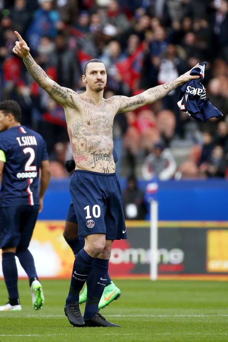 Ibrahimovic comemora gol com tatuagens de pessoas que sofrem com a fome | EFE
