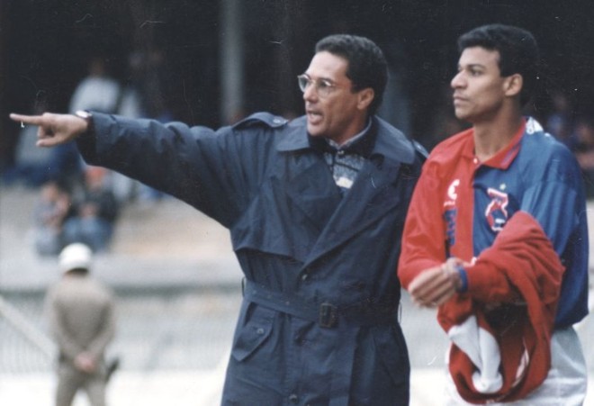 Vanderlei Luxemburgo Marcelo Oliveira, bicampeão brasileiro pelo Cruzeiro, deixa a equipe mineira e assina com o Paraná. O cenário, surreal em 2015, se concretizou em 1995. O então Wanderley era o atual bicampeão nacional pelo Palmeiras, onde também foi bi paulista. Antes, havia conquistado Série B e o Paulista pelo Bragantino, em 89 e 90, respectivamente. Na Vila Capanema, porém, Luxa teve passagem curta e sem sucesso. | 