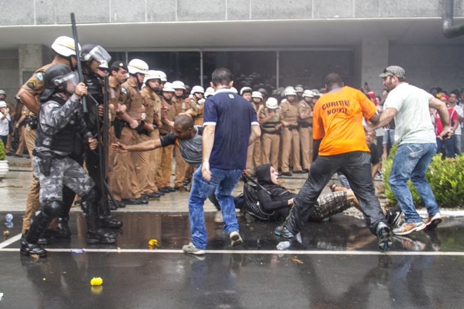 Policiais entram em confronto com manifestantes na Assembleia |