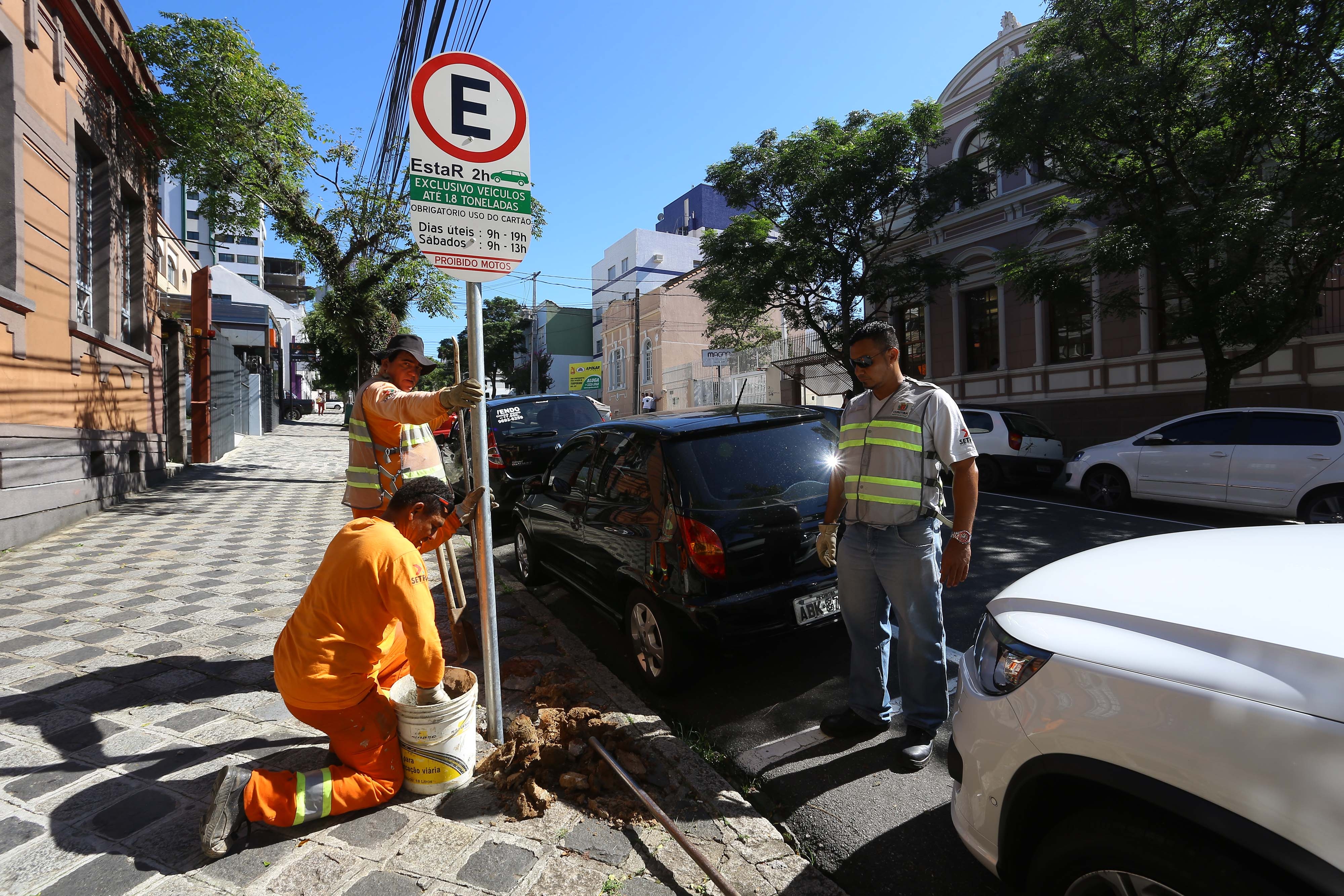 Funcionários da prefeitura instalam placa em um dos pontos do São Francisco que passarão a ter cobrança de EstaR | Jaelson Lucas/SMCS