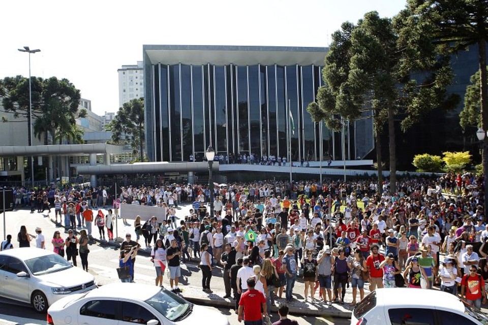 Mais de cinco mil professores deram o "caldo" do protesto contra o pacotaço do governo estadual ontem. Movimento continua hoje | Jonathan Campos/Gazeta do Povo