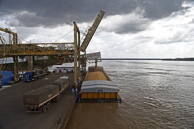 O embarque da soja nova ganha força em Porto Velho. Os grãos vêm do Noroeste de Mato Grosso. Foto: Albari Rosa/Gazeta do Povo | 