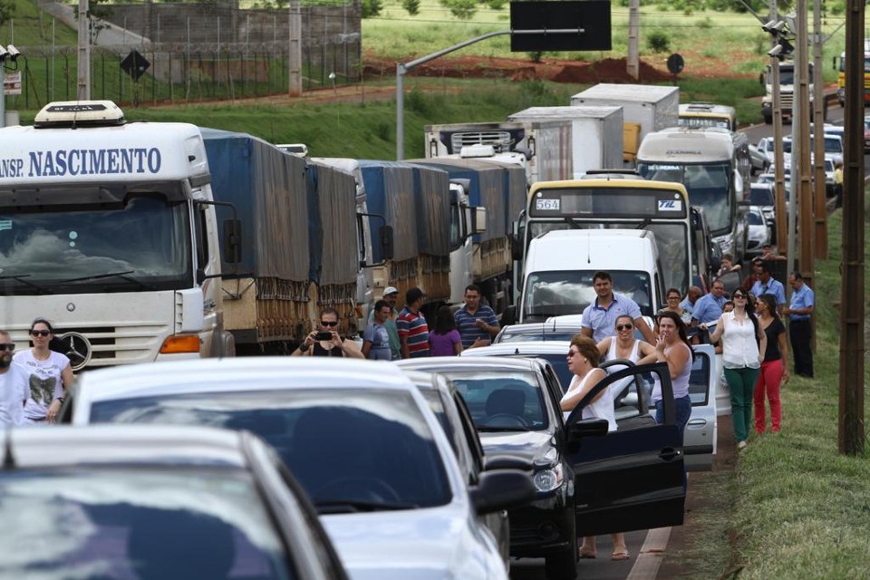 Bloqueios prejudicaram motoristas em Londrina | Roberto Custodio/Jornal de Londrina
