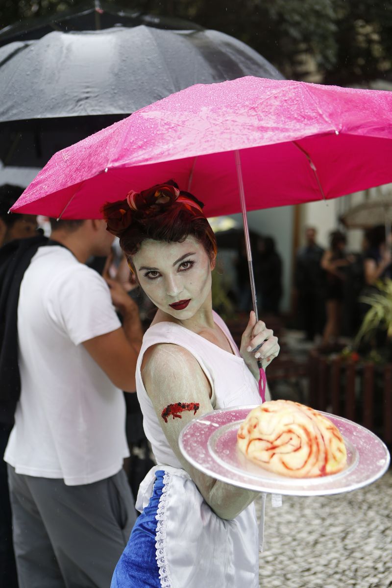 Por causa da chuva, público neste ano foi a metade de 2013, mas foi suficiente para tomar as ruas | Jonathan Campos/Gazeta do Povo