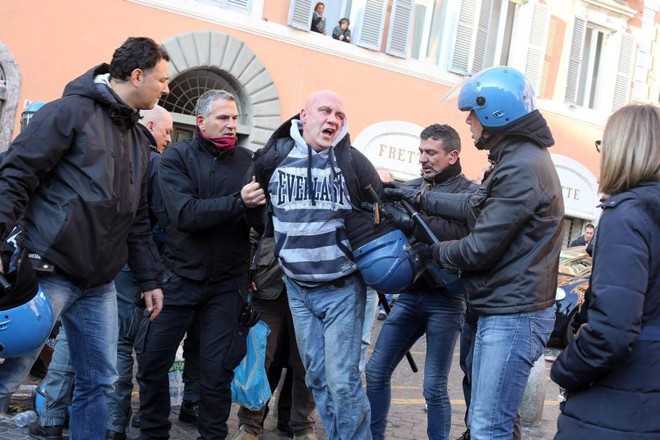 Torcedor do Feynoord preso após confronto com a polícia em Roma | 