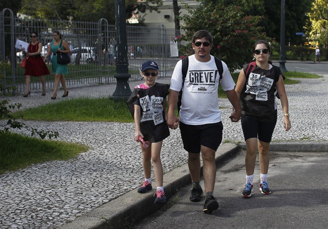 Família em greve no Centro Cívico |