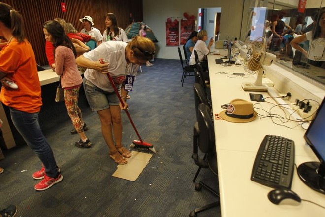 Servidores limpam a Assembleia durante a ocupação |