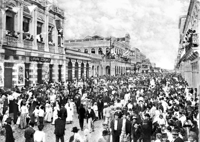 Carnaval na Rua Quinze de Novembro. A multidão participava da festa, em foto de Fevereiro 1905 |
