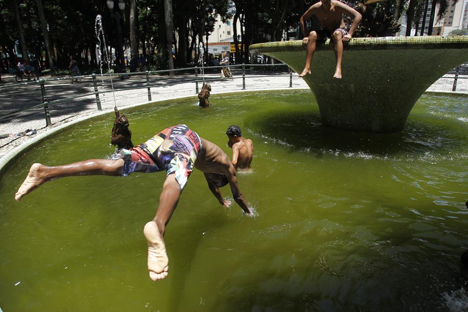 Para refrescar o calor, meninos mergulham na fonte da Praça Osório, região central de Curitiba | Jonathan Campos/ Gazeta do Povo