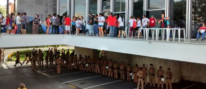 Assembleia ocupada: servidores em cima, policiais em baixo |