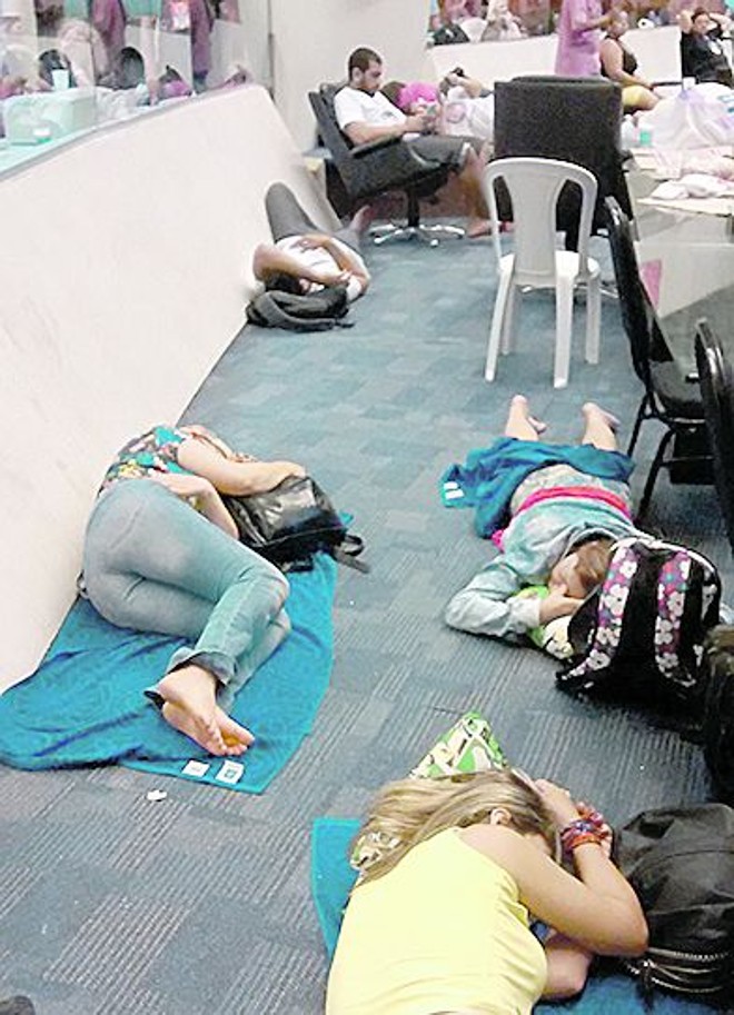 Muitos dormiram no chão |