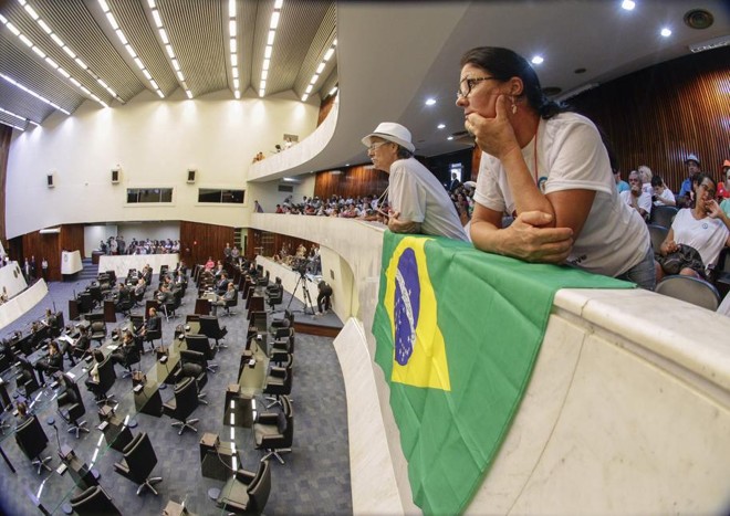 Servidores na sessão da Assembleia: pressão funcionou. | Daniel Castellano/Gazeta do Povo