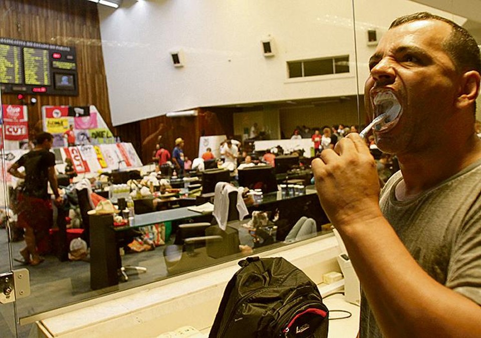 Manifestantes no plenário da Assembleia Legislativa do Paraná | Jonathan Campos / Gazeta do Povo