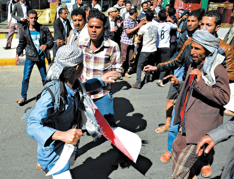 Confronto em uma manifestação contra os Houthis em Sanaa, no Iêmen | Wadia Mohammed/European Pressphoto Agency