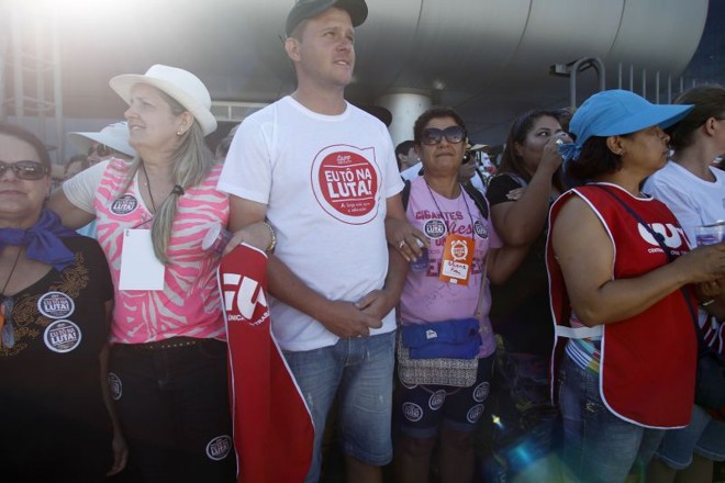Manifestantes impedem a entrada dos deputados na Assembleia |