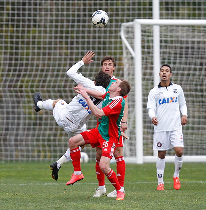 Cléo disputa a bola com Tigorev (26), em lance durante o segundo tempo. | 