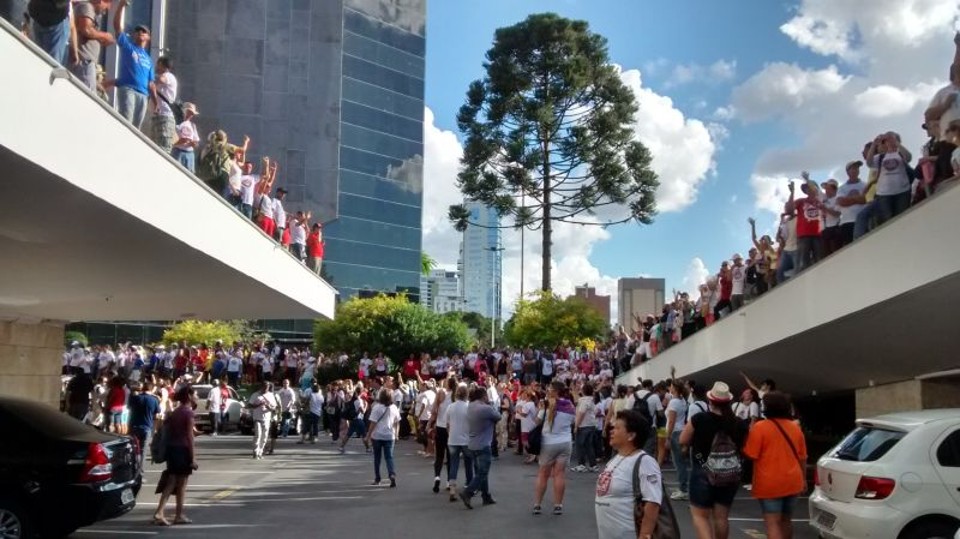 Servidores invadem a Assembleia durante votação do "pacotaço" | Brunno Covello / Gazeta do Povo