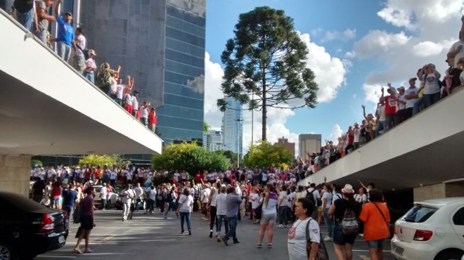 Servidores invadem a Assembleia durante votação do 