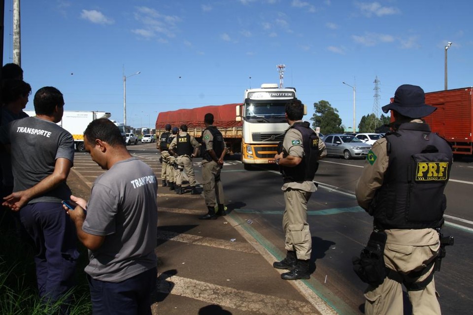 Até as 14 horas deste sábado (28), 15 rodovias estaduais continuavam bloqueadas pelos caminhoneiros. | Roberto Custodio/Jornal de Londrina