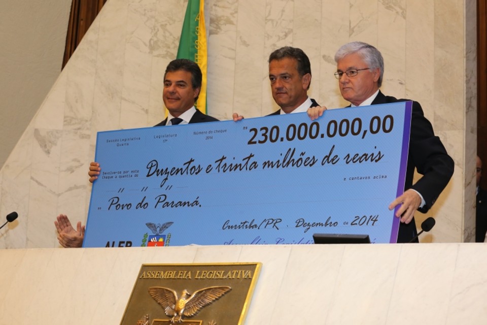Beto Richa recebeu da Assembleia R$ 230 milhões que o Legislativo não gastou em 2014. Devolução é rara na história da Casa | Ivonaldo Alexandre/Gazeta do Povo