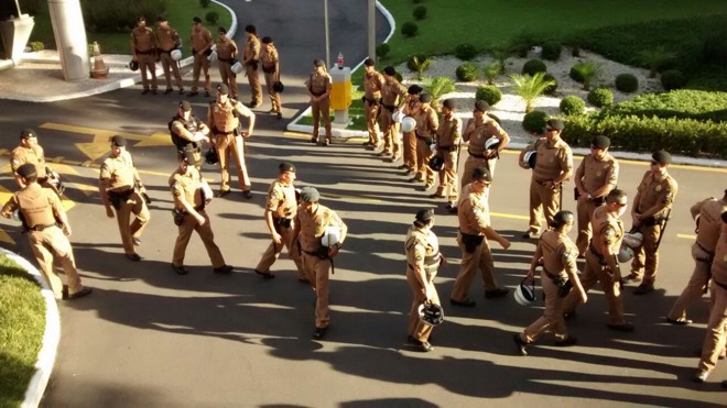 Tropa de choque da PM chegou ao prédio por volta das 8h30 |