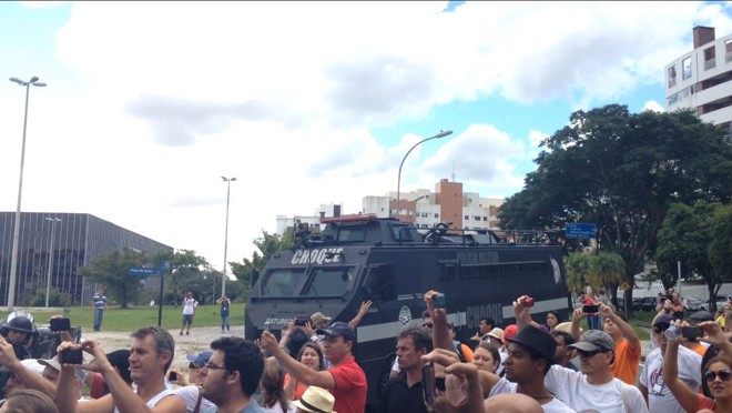 Deputados chegam à Assembleia no veículo da tropa de choque da PM, sob protestos dos servidores |