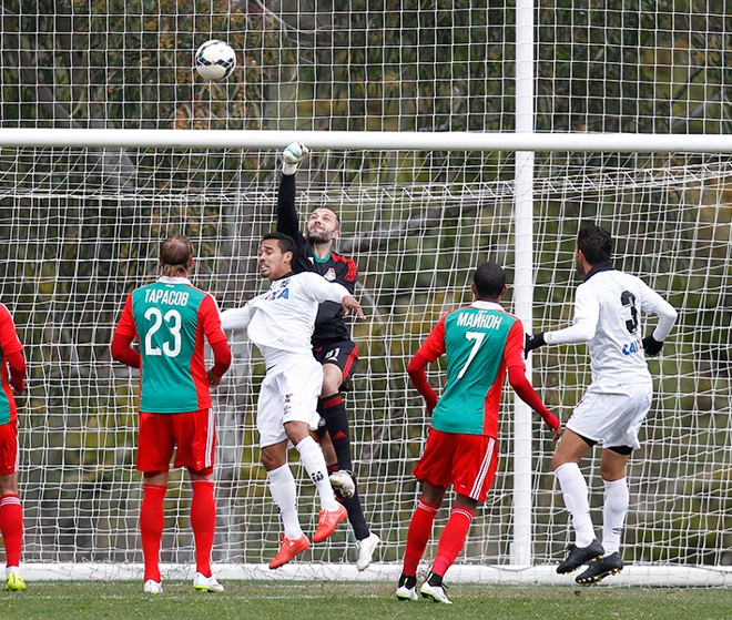 Abaev sai para socar a bola, observado por Tarasov (23) e Maicon (7). | 
