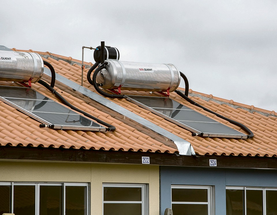 Cada uma das 66 unidades populares possui placas de aquecimento solar com potencial para reduzir em 50% o consumo de energia. | Fotos: Henry Milleo/Gazeta do Povo