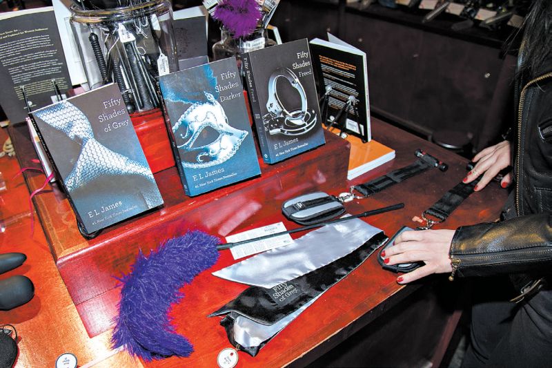 Lojas para adultos acreditam que "Cinquenta Tons de Cinza" vai ajudar a vender mais artigos como esses | Devin Yalkin para The New York Times