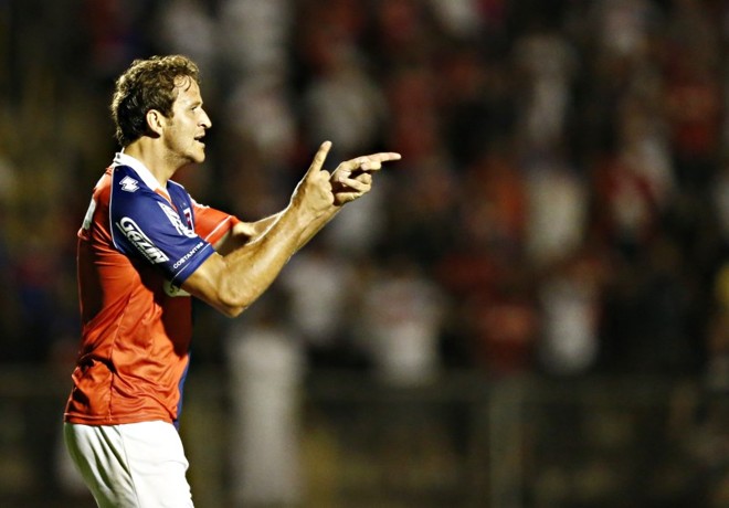 Rodrigo Tosi marca o primeiro gol do jogo para o Paraná contra o J. Malucelli |