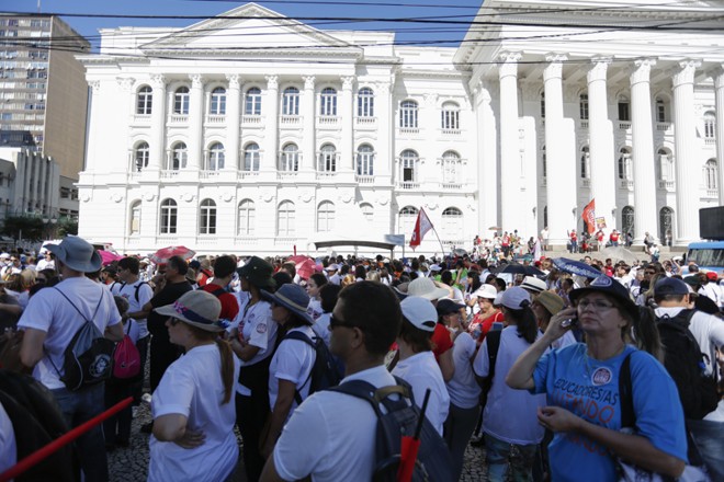 Concentração da marcha dos professores na Praça Santos Andrade | Henry Milléo Gazeta do Povo