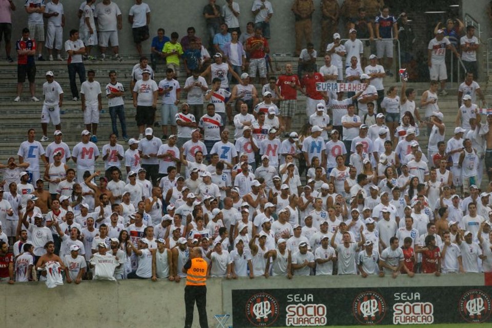 Cerca de 300 paranistas foram à Arena apoiar o time contra o Atlético. | Brunno Covello/ Gazeta do Povo