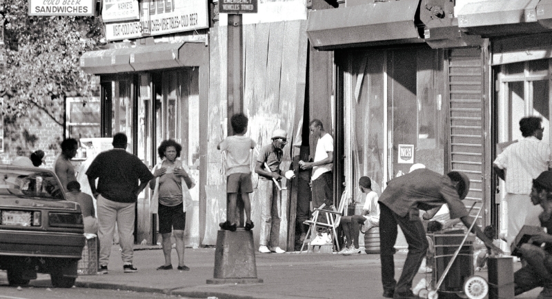 Rua de Nova York em 1989; a repressão aos mercados de droga a céu aberto reduziu os tiroteios em muitas áreas urbanas nos Estados Unidos | Ángel Franco/The New York Times