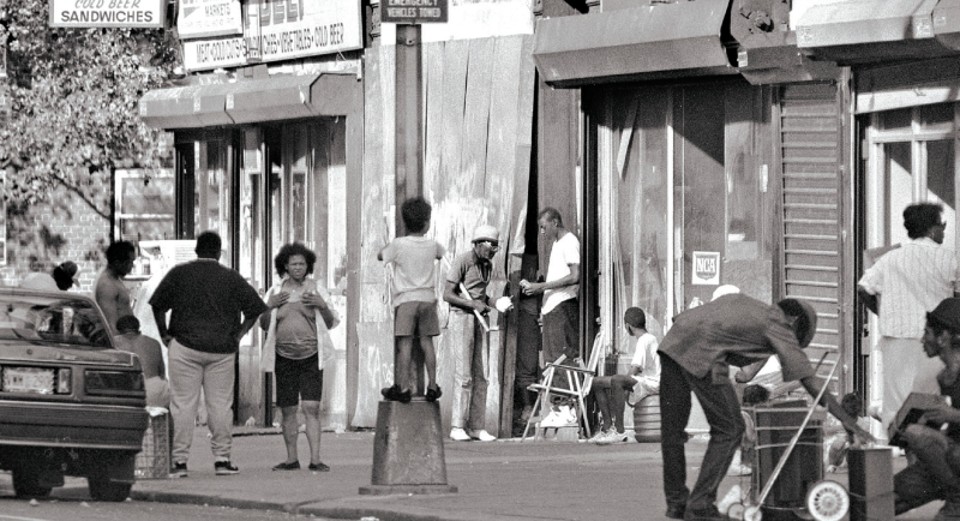 Rua de Nova York em 1989; a repressão aos mercados de droga a céu aberto reduziu os tiroteios em muitas áreas urbanas nos Estados Unidos | Ángel Franco/The New York Times