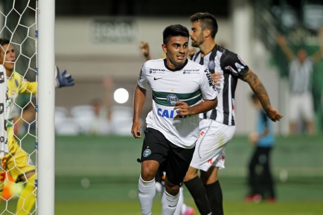 No primeiro espaço que teve, Rafhael Lucas foi pra rede. | 