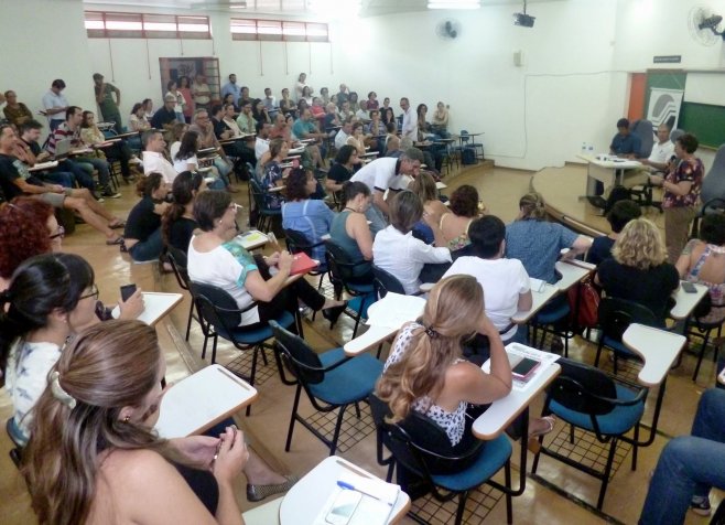 Cerca de 100 professores participaram de assembleia nesta quinta-feira em Londrina | Emerson Dias / Divulgação