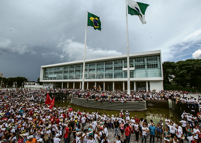 Servidores em manifestação na frente do Palácio Iguaçu: fundos específicos podem salvar a folha de fevereiro. | Daniel Castellano/Gazeta do Povo