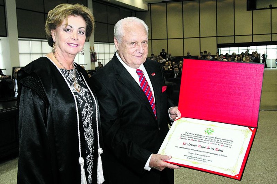O advogado e professor René Dotti com a desembargadora Regina Helena Afonso de Oliveira Portes na sessão solene realizada quinta-feira, no Palácio da Justiça, na qual ele foi um dos homenageados com a Comenda do Mérito Judiciário do Estado do Paraná, ao lado de outras personalidades do mundo jurídico | Enéas Gomez