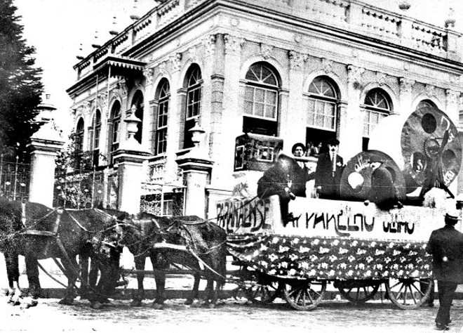 Carroça preparada a participar do corso maldito. A critica é sobre os cinemas de Curitiba, no carnaval de 1915 | Acervo Cid Destefani