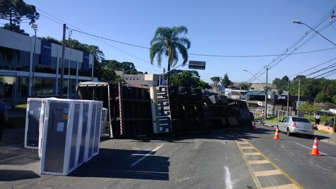 Caminhão bombou em uma reta | Aniele Nascimento