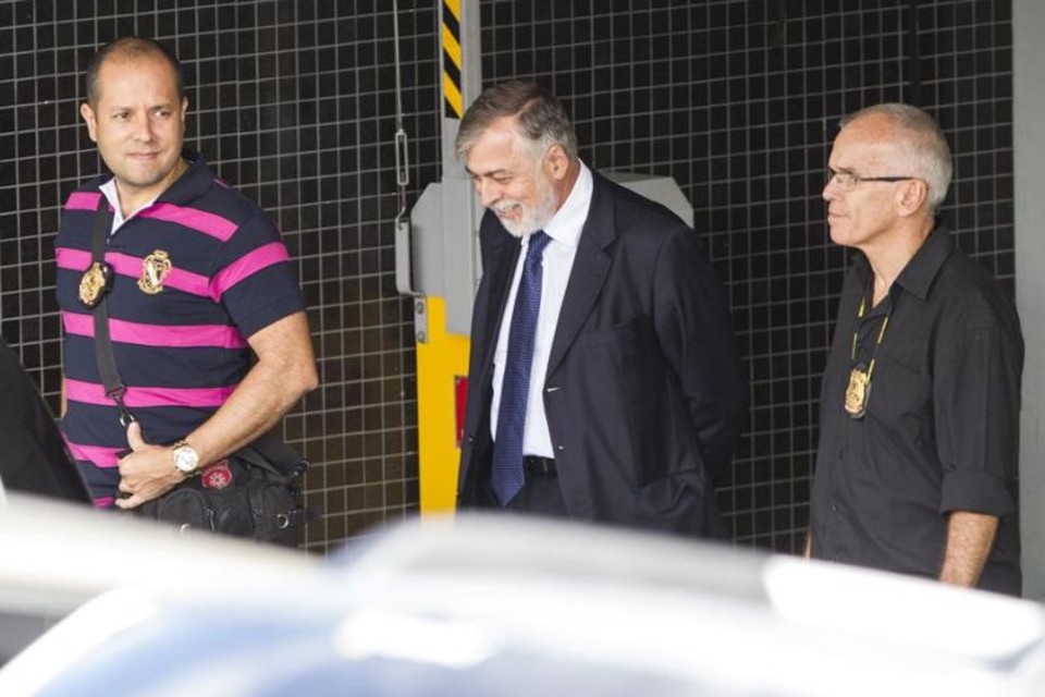 Ex-diretor de abastecimento da Petrobras (no meio) prestou depoimento em Curitiba | Marcelo Andrade/Gazeta do Povo