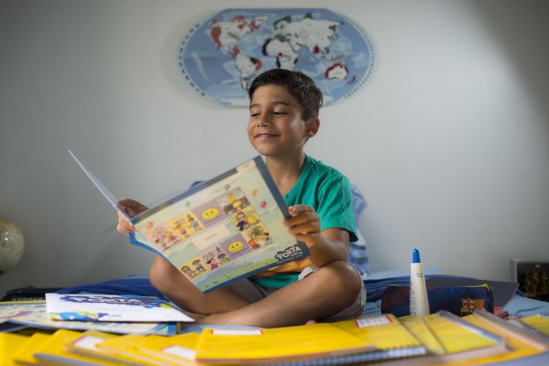 Naian Evans Ribeiro, 8 anos, estuda todas as noites de 15 a 60 minutos, depois de brincar | Brunno Covello/Gazeta do Povo